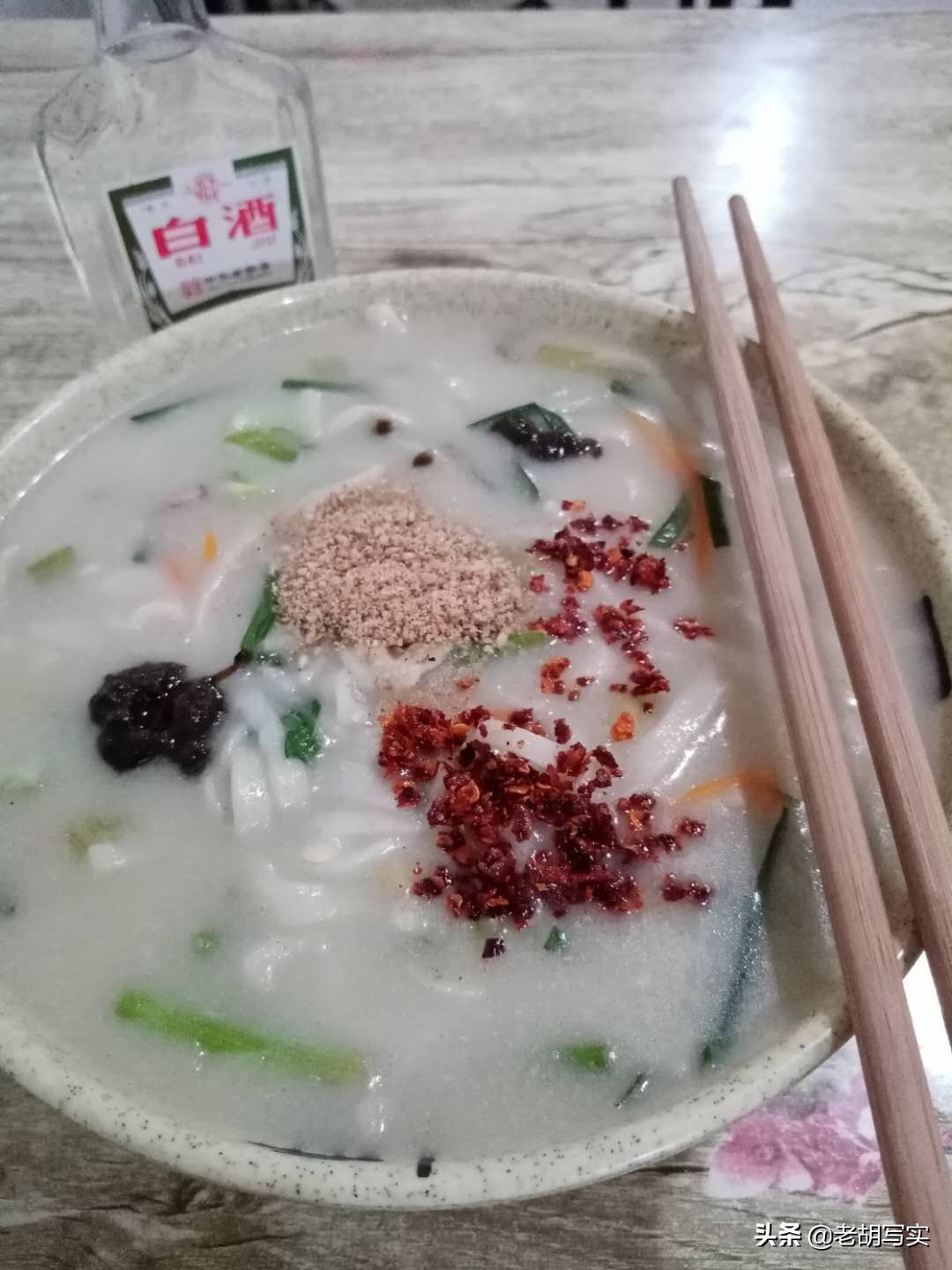 一碗酸甜辣的凉面,一碗热气腾腾的面条