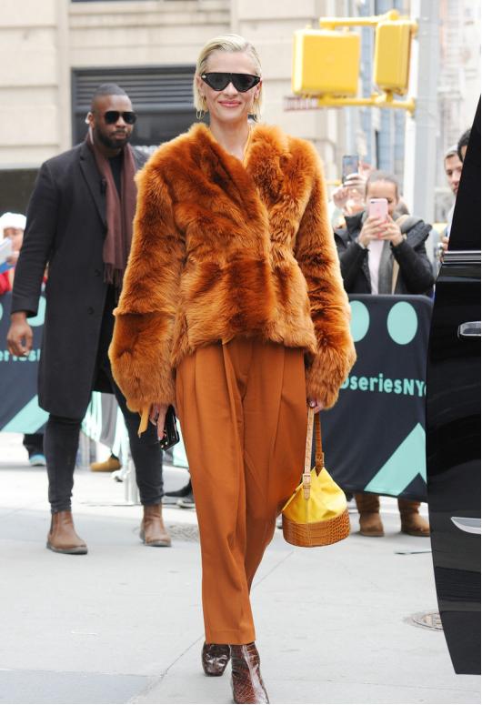 皮草大衣怎么搭配洋气短款,皮草大衣高级穿搭