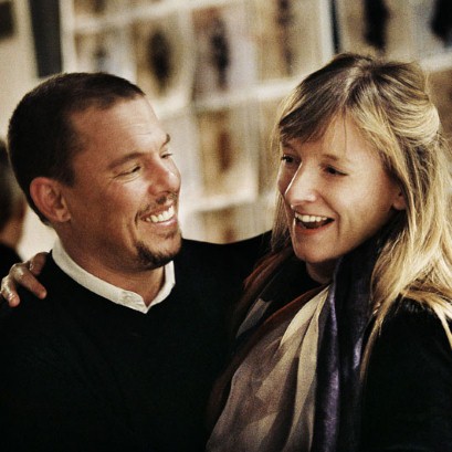 亚历山大麦昆小白鞋为什么很硬,亚历山大麦昆小白鞋亮晶晶