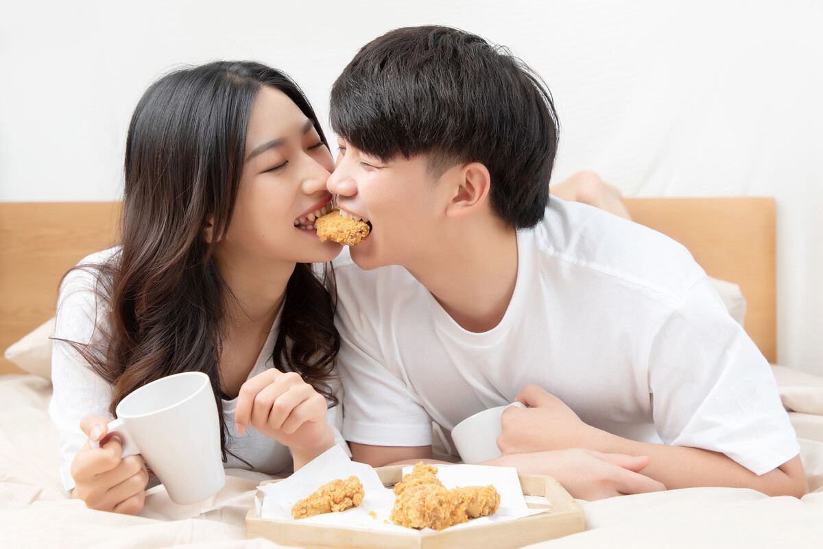 情侣睡觉的七大习惯,情侣睡觉必须要做的七件事