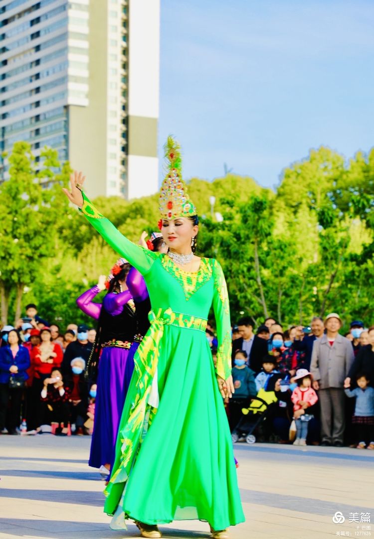 洛阳牡丹广场：*疆新**舞大联欢