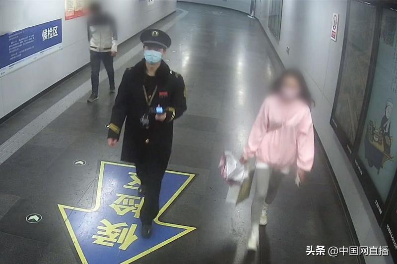 地铁男子猥亵女乘客被抓,男子地铁疑猥亵女乘客当众被抓