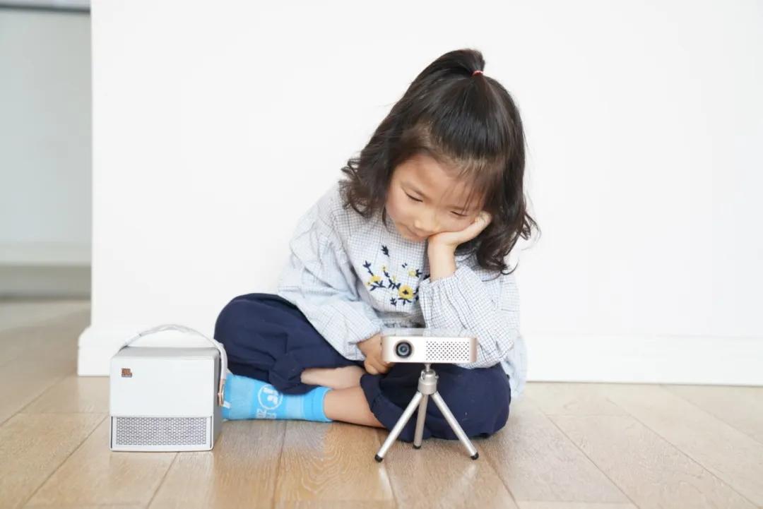 如何选择护眼投影仪,100寸电视和投影仪哪个好更护眼