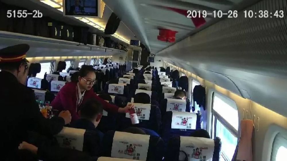 乘客花700多元买78瓶饮料，惊动列车长！得知真相后被感动了