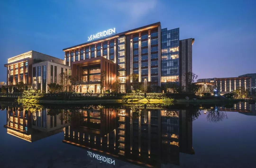 躺酒店床上看风景,躺在星级酒店房间床上看电视