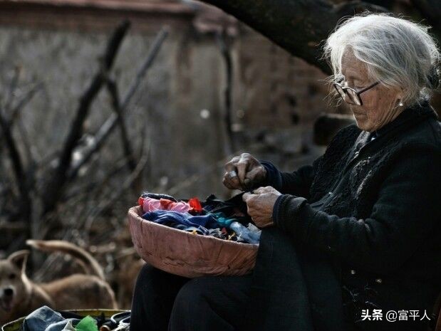 我的奶奶原生家庭,我的奶奶住在大山旁边的小山村里