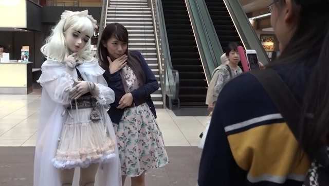 芭比娃娃整容长大,外国女孩改造娃娃