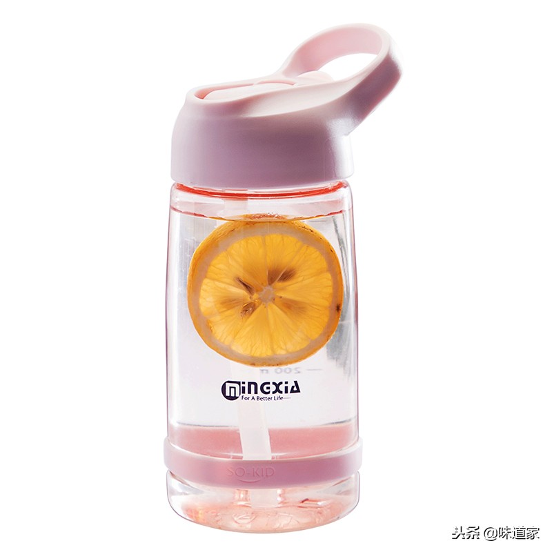 有了吸管勺子方便多了,有了吸管喜欢喝水