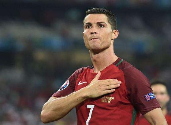 c罗带你去看他家豪宅,c罗在c罗家的豪宅练足球