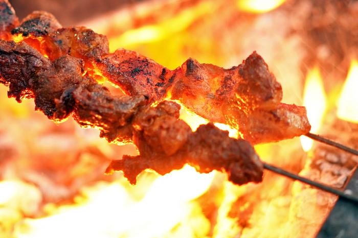 烧烤摊的烤串都有什么,烧烤摊的肉烤出来为什么油滋滋的
