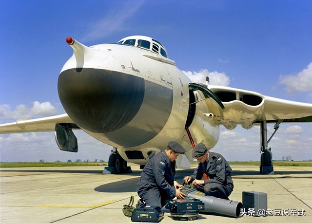 英国v型轰炸机,英国三神轰炸机