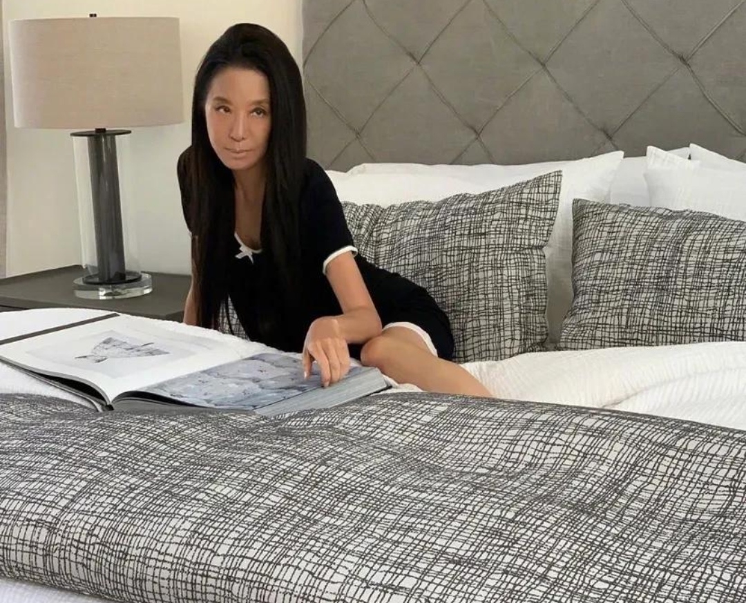 我真服了！70岁王微微有老人脸，但看到这玉女腿少女身材闭嘴了