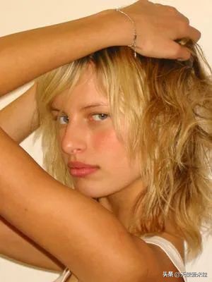 超模大KK：当红时因病爆肥30斤，如今喜迎三胎，转型当企业家