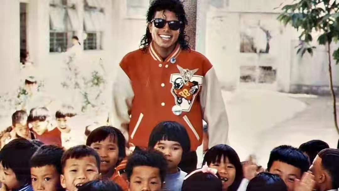 中山迈克尔杰克逊,迈克尔杰克逊跟中山老太太合影