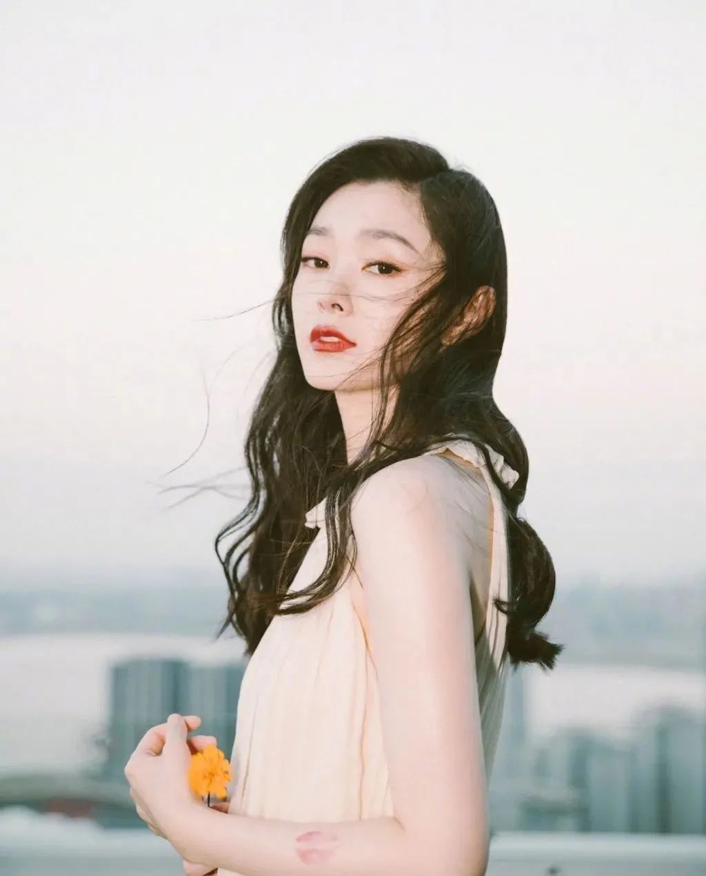 小五官扁平脸适合什么风格,塌鼻扁平脸