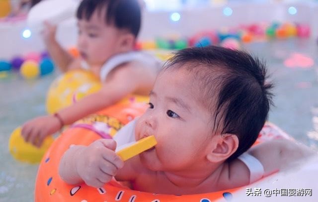 宝宝对洗澡抗拒,宝宝对游泳很排斥怎么办