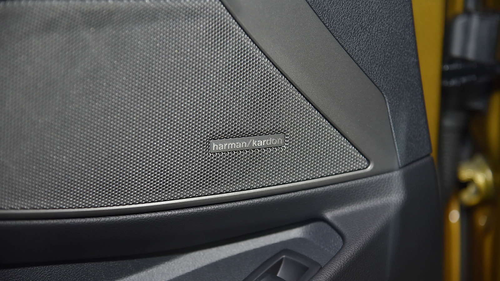 宝马330iM对比奔驰AMGA35L同价位/国产/性能/小弟车如何选?