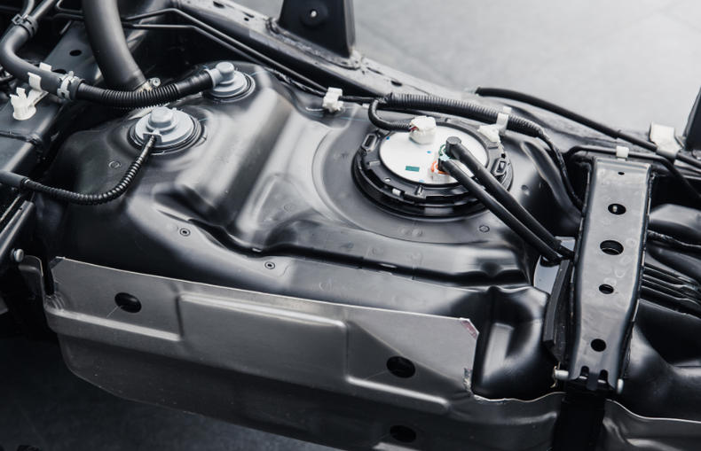 汽车脚刹难踩下去不能启动的原因,汽车启动不了哒哒哒响是什么原因