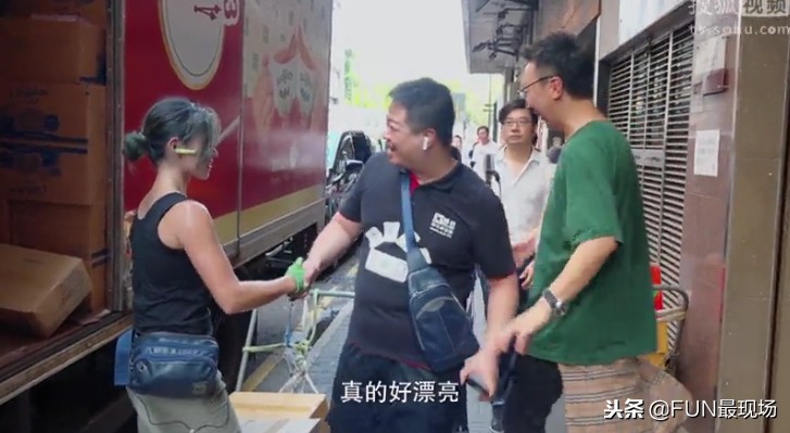 最性感的香港搬运工，扛180斤重物，月薪1万8，租5平米房