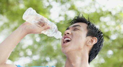 人无汗，心不安！出汗部位可以看健康状况，这几处常出汗要重视