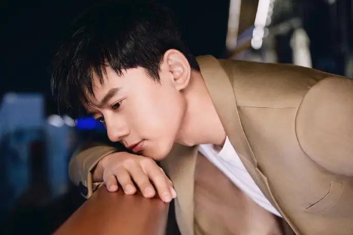 歌手张杰在大学任教当声乐老师，却被质疑不专业，你怎么看？