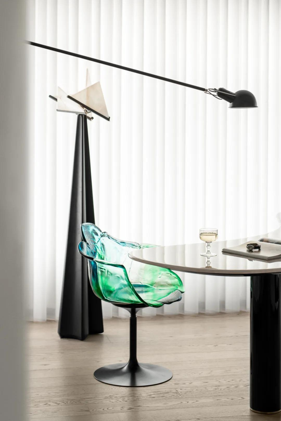 她从欧洲背回月球灯，“明明如月，何时可掇”，把家变成了艺术馆