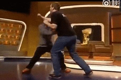 周星驰吃面的鸡公碗经典片段,周星驰经典片段吃面