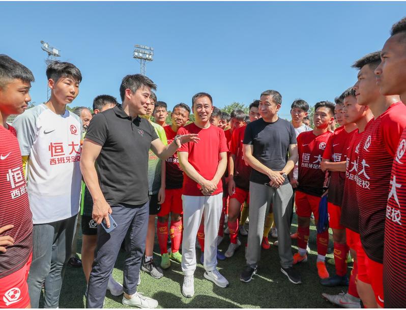 许家印参加恒大足球视频,恒大杯许家印助威视频