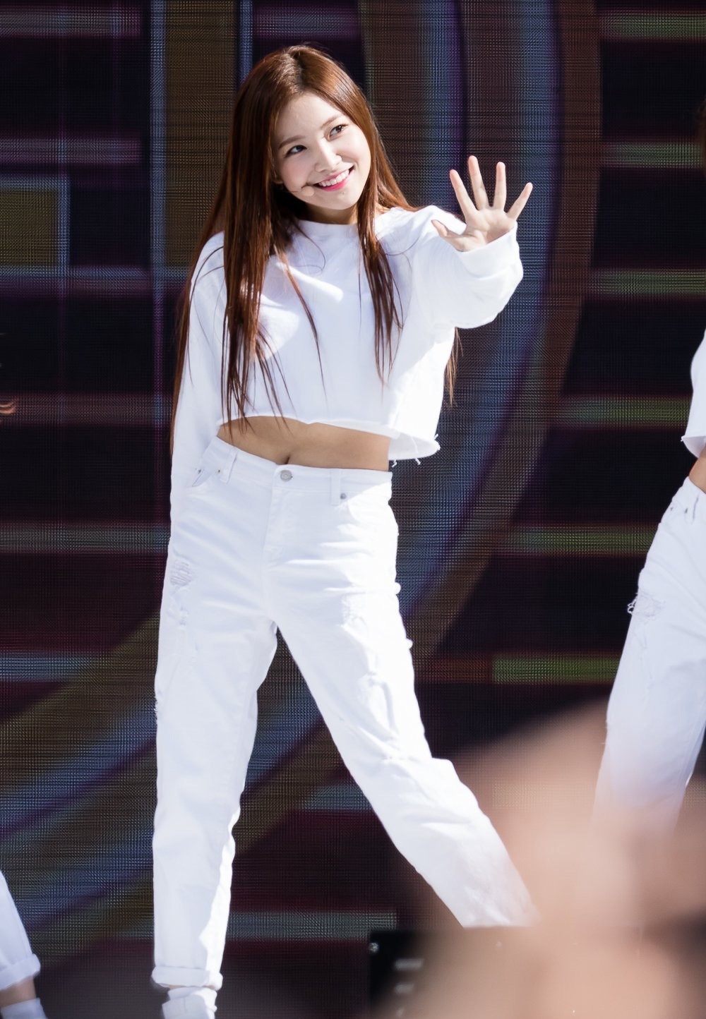 她是韩国大势女团忙内，宝蓝牛仔连体裤出镜，背头更显精致五官