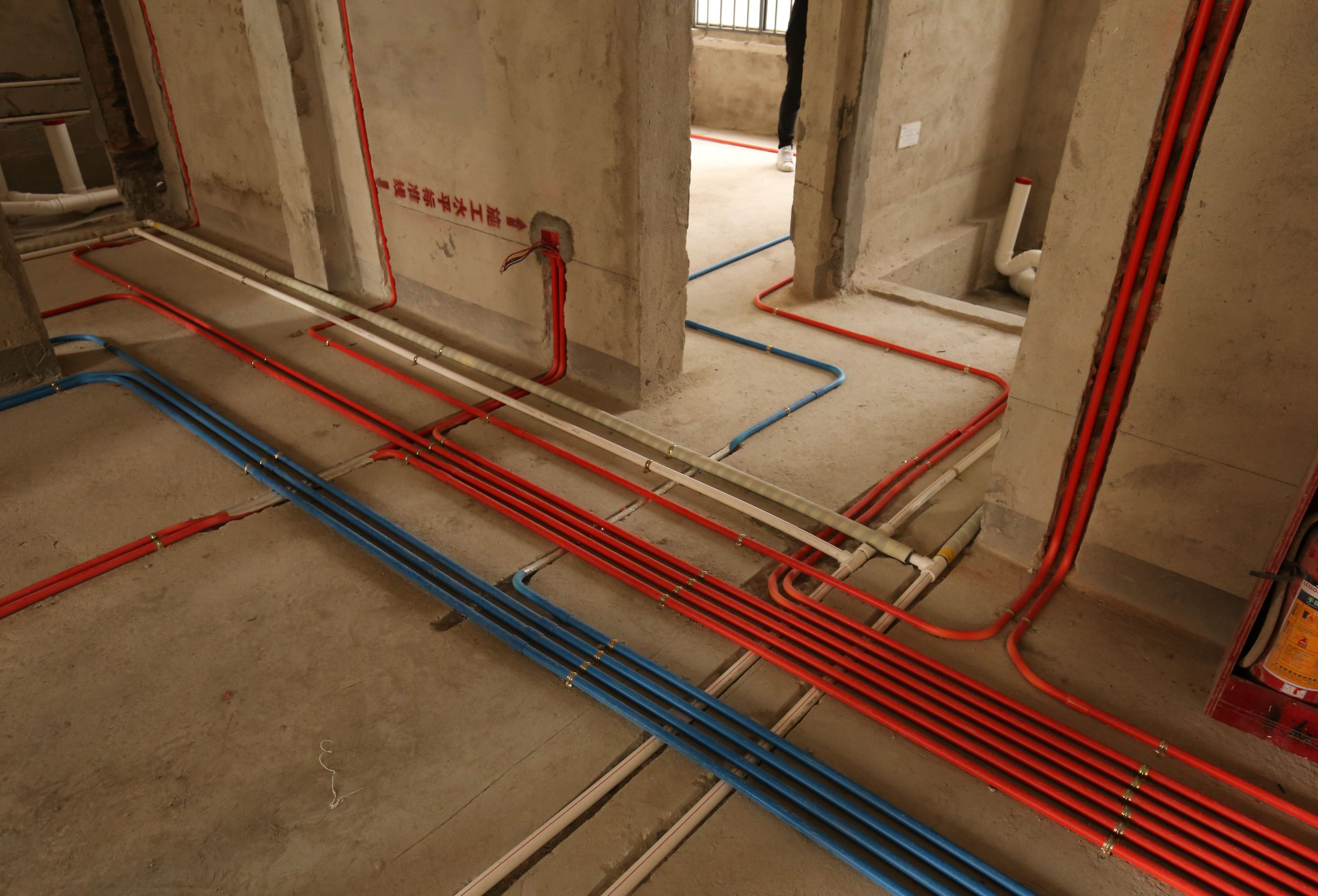 水电走顶开孔是违规的吗,水电走顶和走地的利弊关系