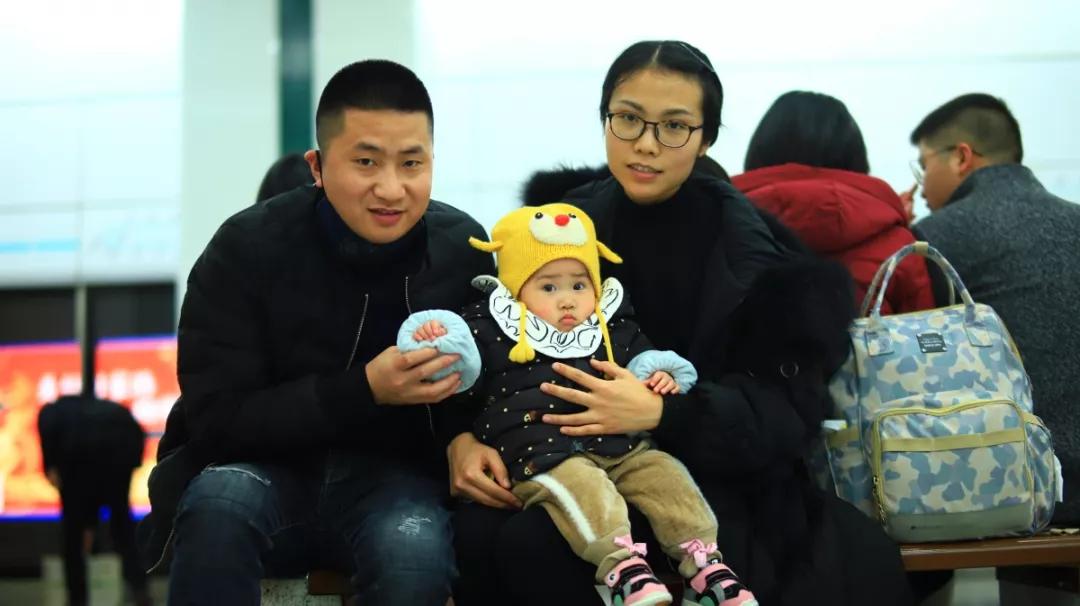 春运路上的幸福,高铁上的春运流动的年俗年味