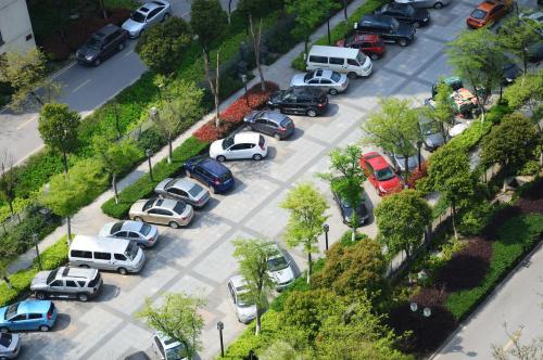 停车被人刮蹭逃逸怎么处理,停车被刮蹭找不到肇事者怎么办