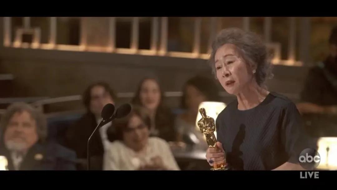 恭喜这个老女人，离婚后活成女王