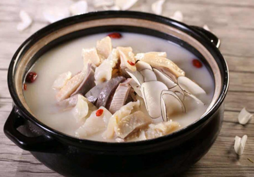 开椰子取整肉的巧妙方法,自己如何开椰子做椰子鸡