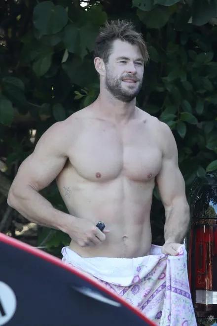 锤哥雷神身材,雷神锤哥露腹肌片段