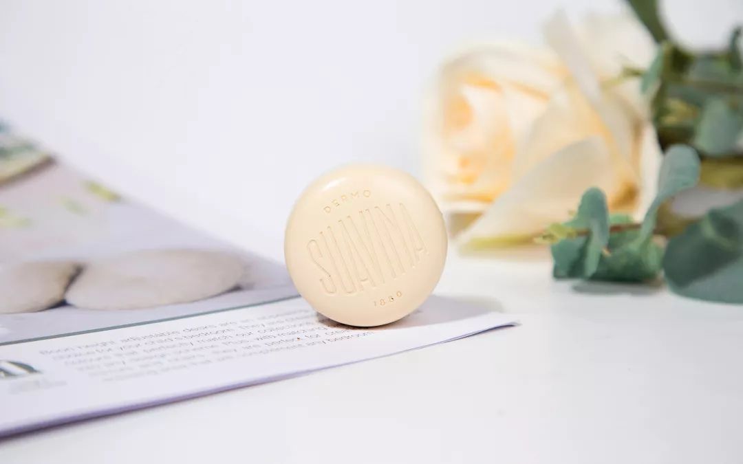 让你的嘴唇滋润一整天,让嘴巴嫩的唇膏