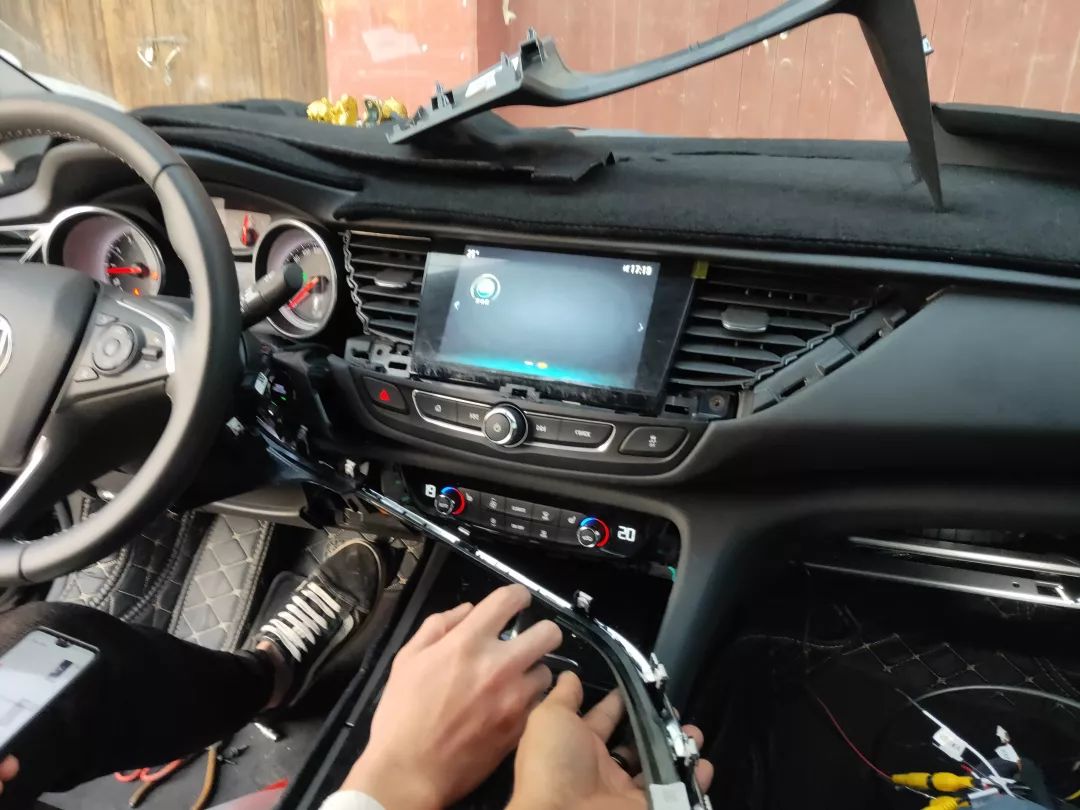 20年别克君威中控拆卸教程,别克君威2019款2.0t导航拆卸