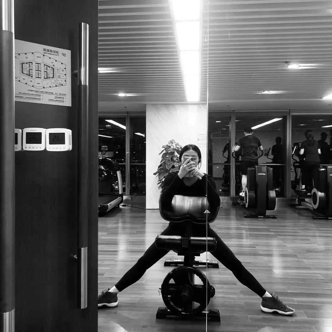 比黑丝妞还让人无法抵抗的，是这些穿球鞋的漂亮妹妹...