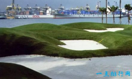 全球十大顶级高尔夫球场，圆石滩高尔夫球场因其迷人的风景而闻名于世，它位于美国西海岸的圆石滩
