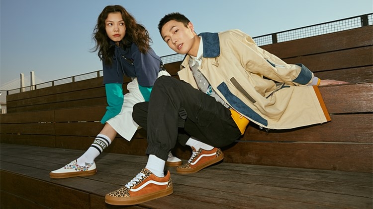 vans蓝色动物纹,vans棋盘格新年款