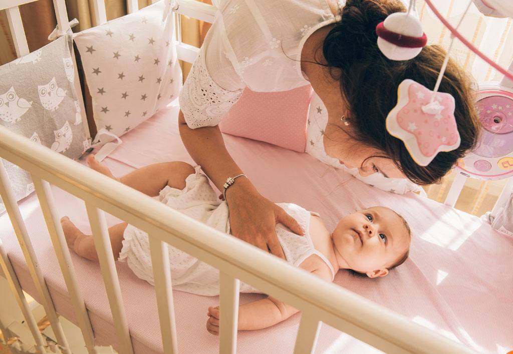 婴儿睡婴儿床的利弊,三个月独自睡婴儿床的利弊