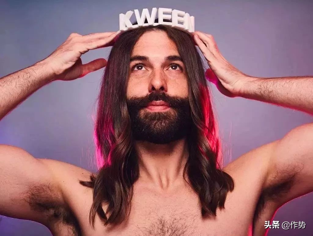 这位大胡子男人，穿起裙子来竟然比女生和还要合适？！