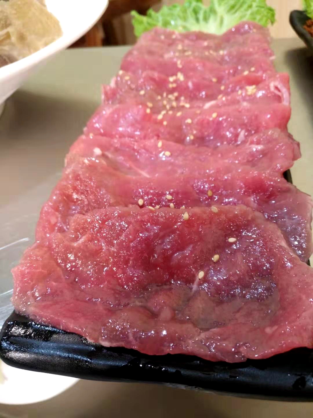 这家火锅店的锅上有俩老龙头，人家说，摸摸老龙头吃喝都不愁