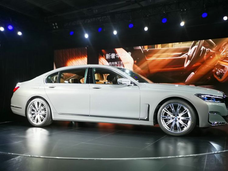 奔驰S级的恐惧！试驾新款宝马7系这才是旗舰该有的模样