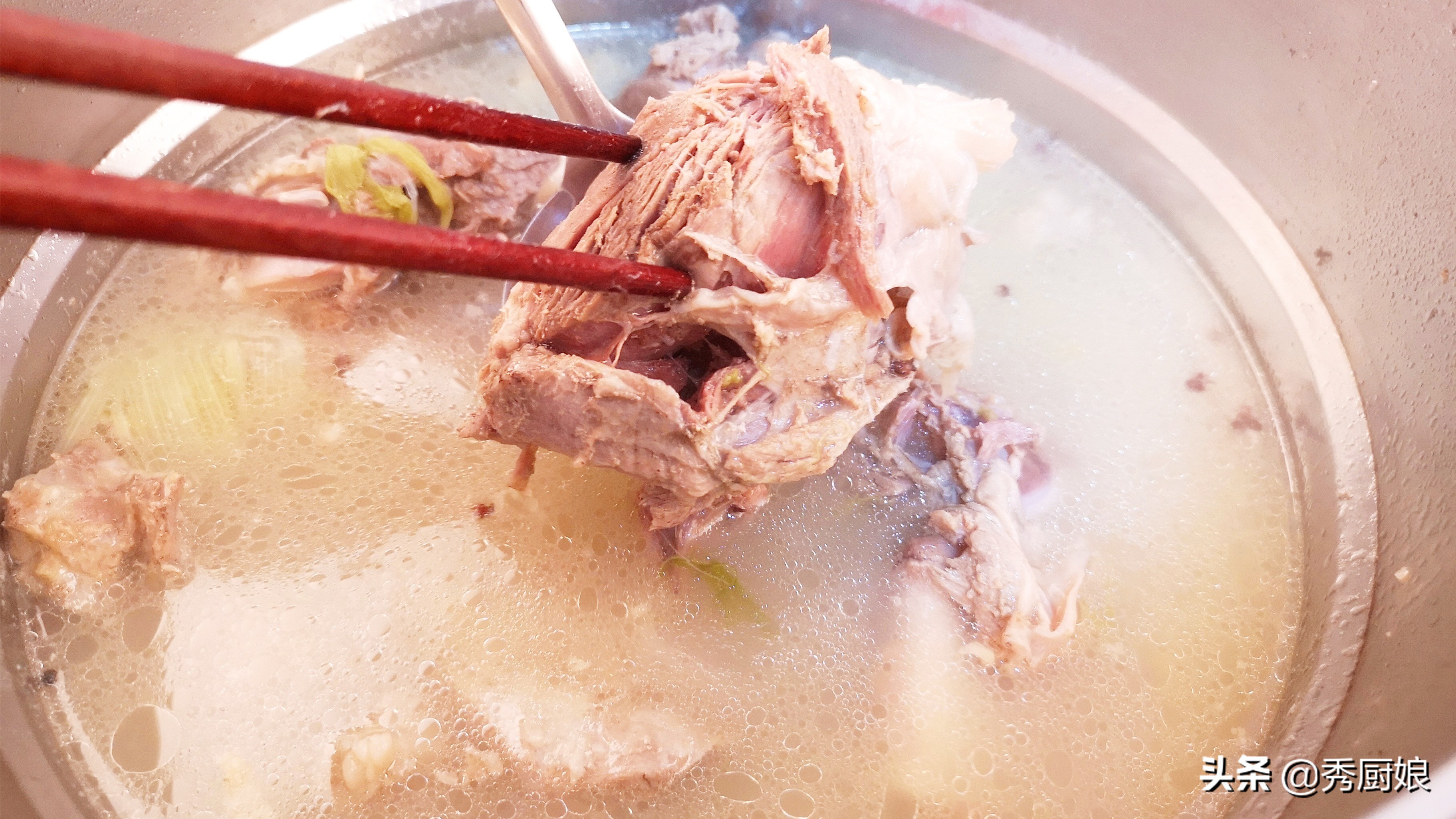 炖羊肉汤是不是先焯水啊,炖羊肉汤前要炒一下吗