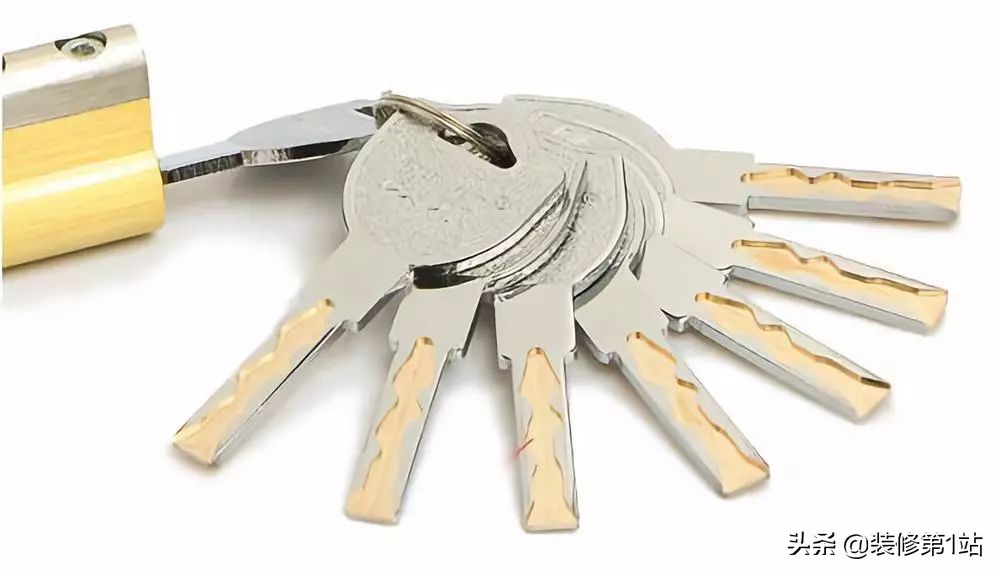 你用一张纸打开自家的防盗门吗,你家的门锁够安全么