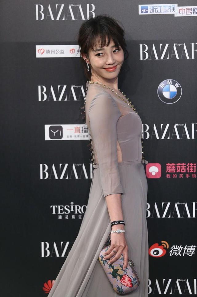 白百何穿红色深v裙子照片,白百何深v黑色裙图片