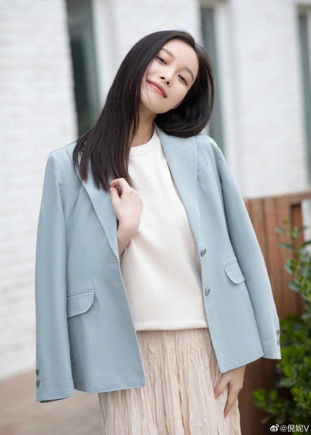 倪妮红裙子同款穿搭,倪妮同款复古黑裙穿搭