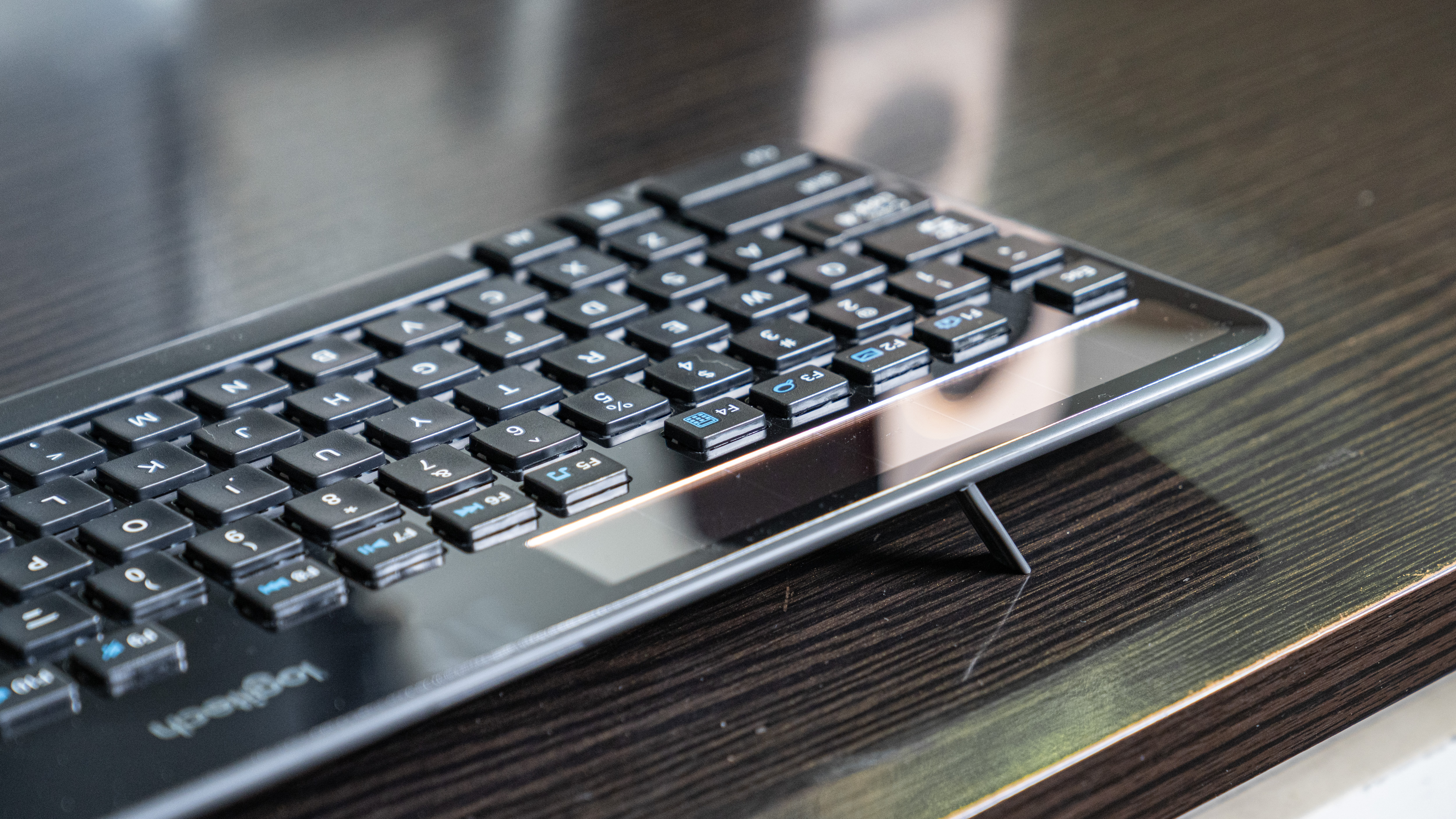 罗技键盘780和罗技k750,罗技k750无线键盘有电池的吗