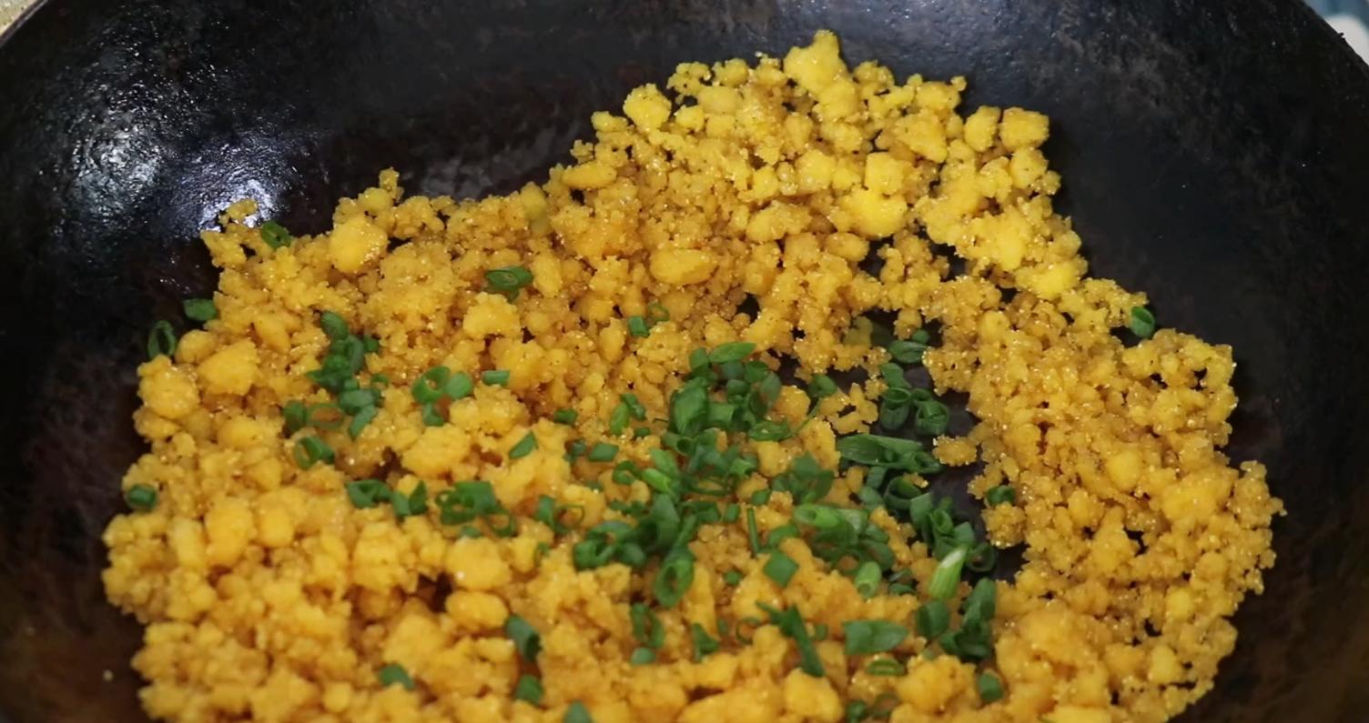 玉米面倒锅里瞬间变美食,玉米面倒进滚烫的牛奶里